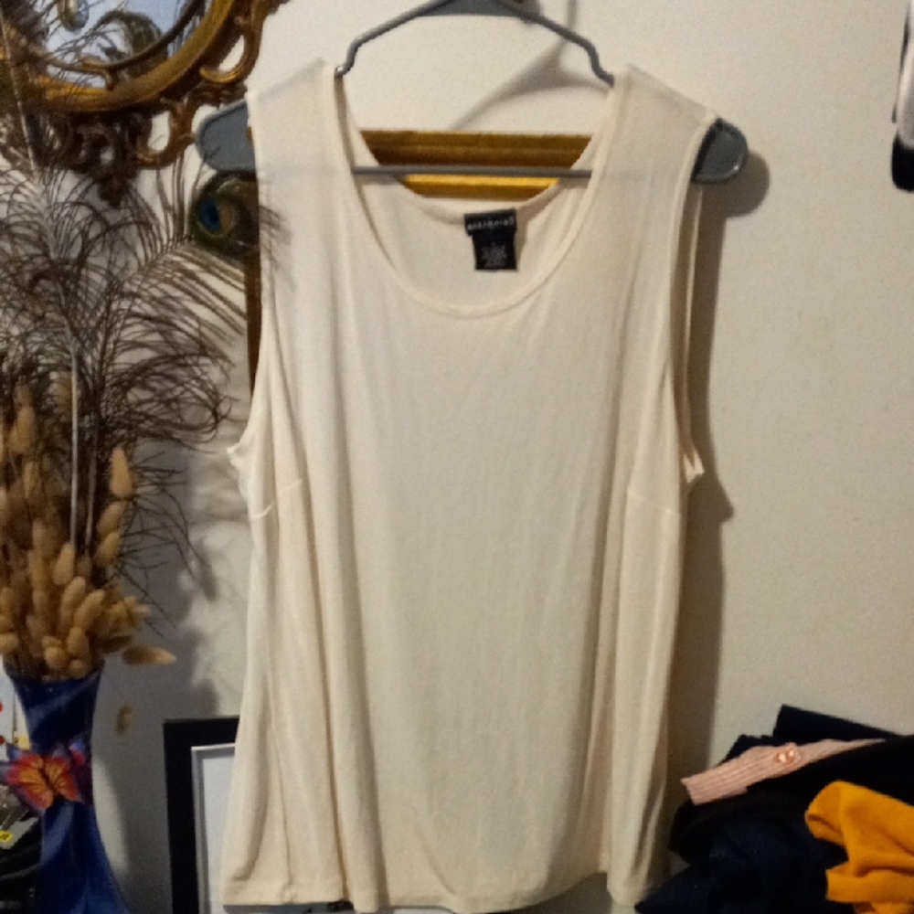 White Sleeveless Scoop Neck Tank Top